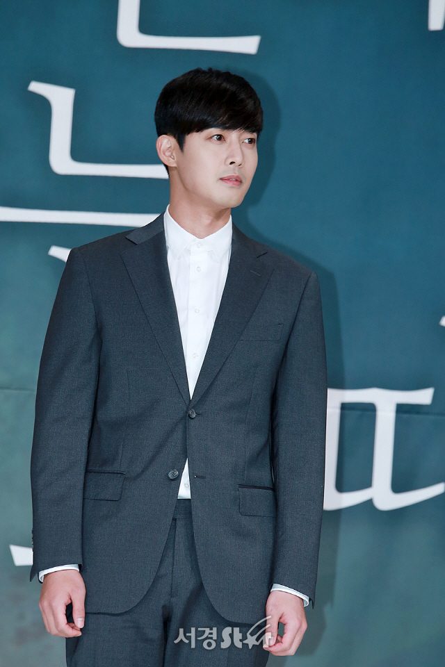 배우 김현중이 KBS W 새 수목드라마 ‘시간이 멈추는 그때’ 제작발표회에 참석해 포토타임을 갖고 있다.