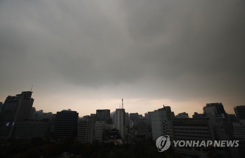 [오늘의날씨] 서울·부천·인천 등 비소식에도 노랗게 변한 하늘…미세먼지 '나쁨'