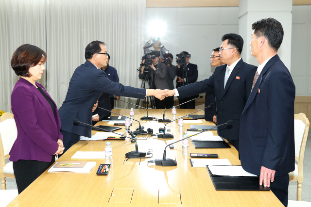 남북 산림협력 회담 남측 수석대표를 맡은 박종호 산림처 차장(왼쪽 두번째)과 북측 수석대표를 맡은 김성준 국토환경보호성 산림총국 부총국장(오른쪽 두번째)이 지난 22일 저녁 회담 종결회의에서 끝맺음 인사를 마친 뒤 악수하고 있다./연합뉴스