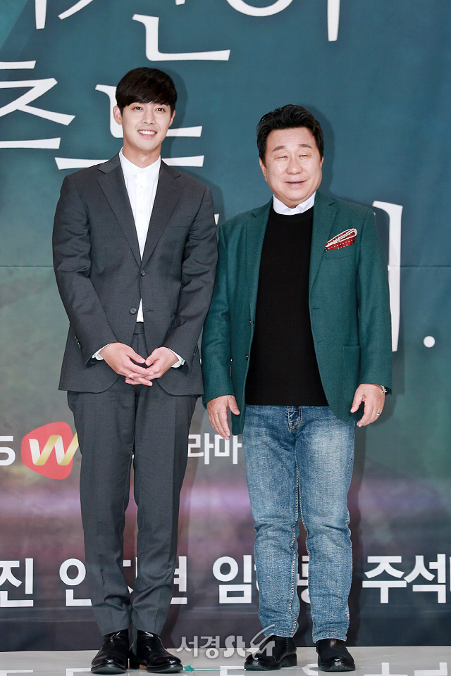 배우 김현중과 임하룡이 KBS W 새 수목드라마 ‘시간이 멈추는 그때’ 제작발표회에 참석해 포토타임을 갖고 있다.