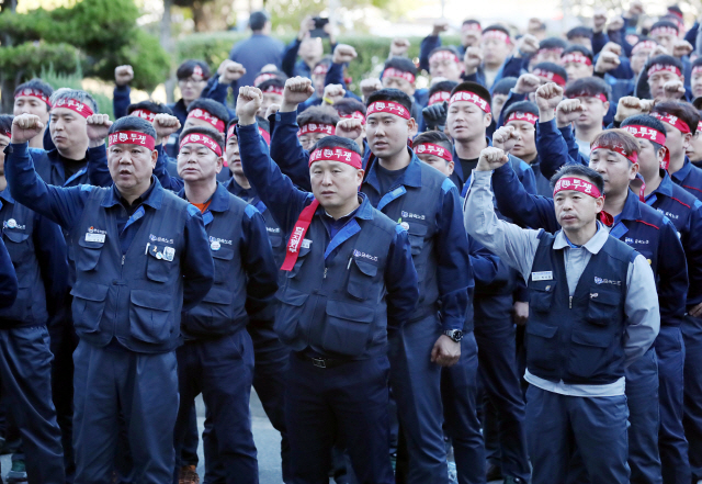 전국금속노동조합 한국GM지부 노조원들은 23일 출근 선전전을 시작으로 법인분리 반대 투쟁을 진행 중이라고 밝혔다./연합뉴스