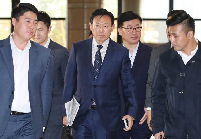 신동빈(가운데) 롯데그룹 회장이 23일 투자와 고용계획을 발표한 후 김포국제공항에서 일본으로 출국하고 있다.  /연합뉴스