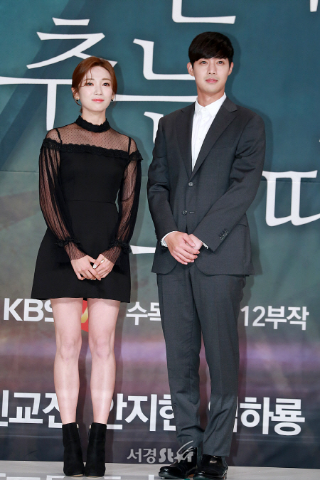 배우 안지현과 김현중이 KBS W 새 수목드라마 ‘시간이 멈추는 그때’ 제작발표회에 참석해 포토타임을 갖고 있다./사진=지수진 기자