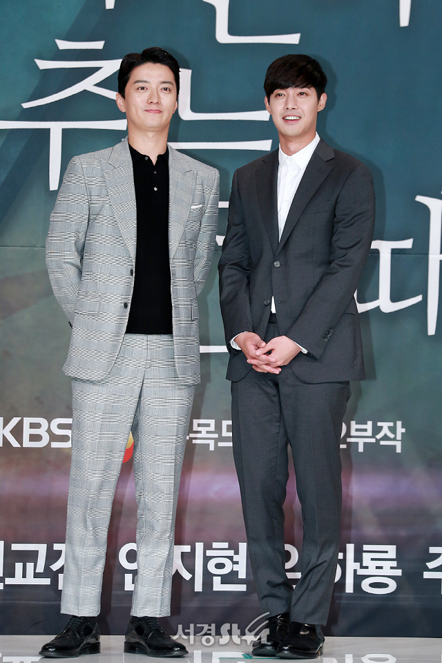 배우 인교진과 김현중이 KBS W 새 수목드라마 ‘시간이 멈추는 그때’ 제작발표회에 참석해 포토타임을 갖고 있다.