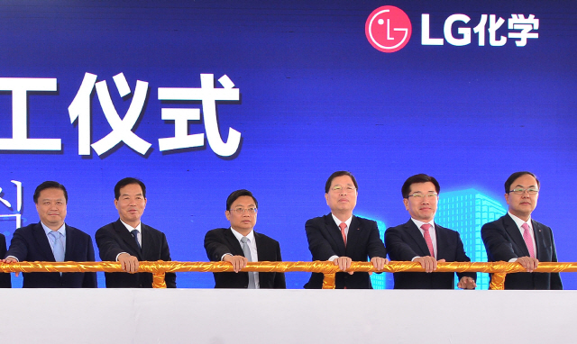 박진수(왼쪽 네번째) LG화학 부회장을 비롯한 LG화학 및 중국 당국 관계자들이 23일 중국 난징 빈강 경제개발구에서 진행된 전기차 배터리 2공장 기공식에 참석한 모습. /사진제공=LG화학