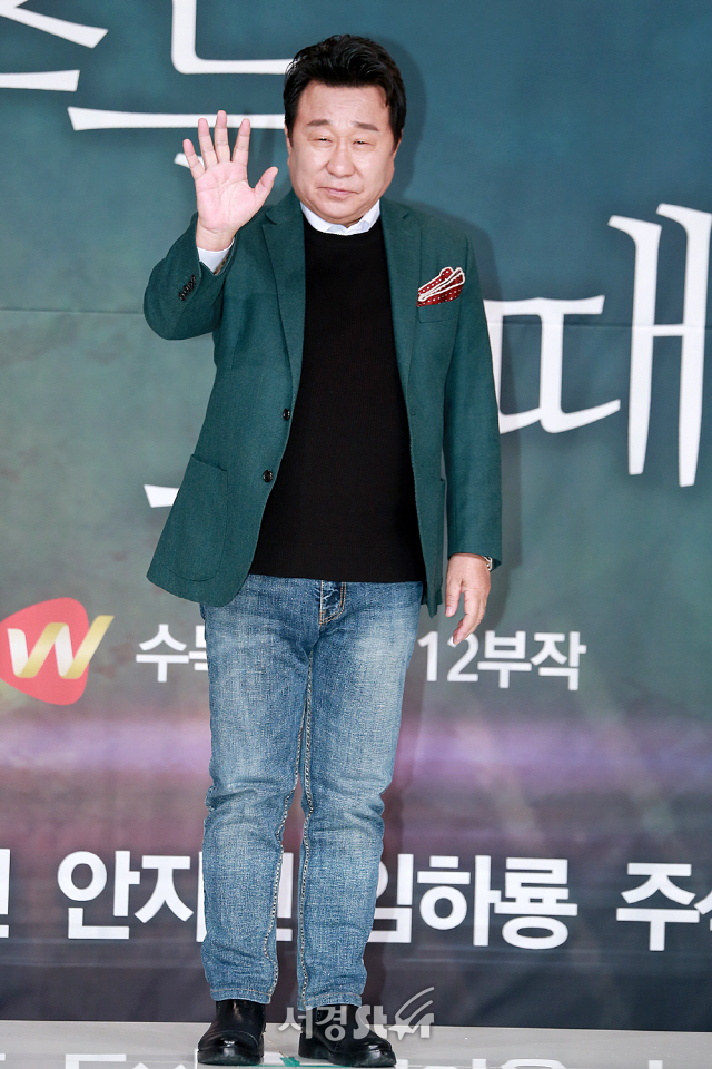 배우 임하룡이 KBS W 새 수목드라마 ‘시간이 멈추는 그때’ 제작발표회에 참석해 포토타임을 갖고 있다.