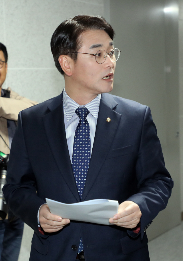 박용진 더불어민주당 의원이 지난 21일 국회 의원회관에서 ‘사립유치원 공공성 강화방안’ 등을 안건으로 열린 민주당 제1차 정기 당정청 협의회에 참석하고 있다./연합뉴스