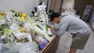 한 시민이 23일 ‘강서 PC방 살인 사건’이 일어난 서울 강서구의 한 PC방을 찾아 추모 편지를 남기고 있다./서종갑기자