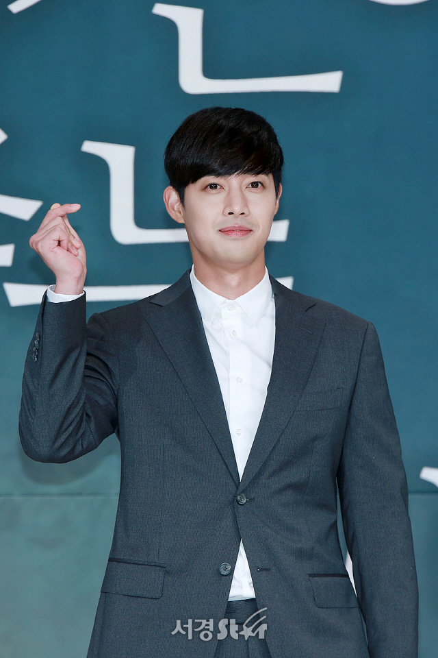 배우 김현중이 KBS W 새 수목드라마 ‘시간이 멈추는 그때’ 제작발표회에 참석해 포토타임을 갖고 있다.