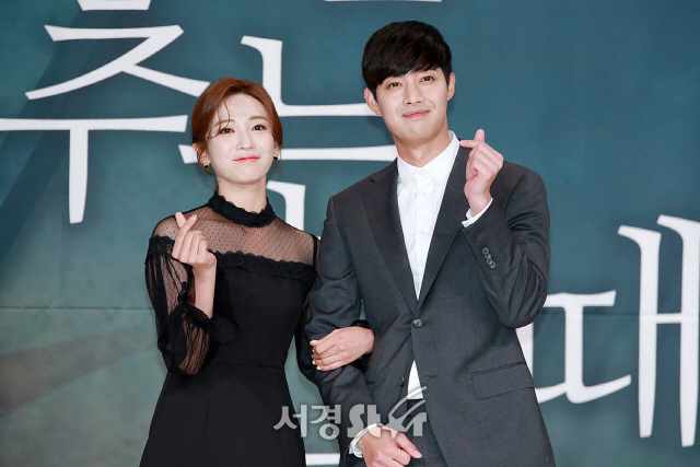 배우 안지현과 김현중이 KBS W 새 수목드라마 ‘시간이 멈추는 그때’ 제작발표회에 참석해 포토타임을 갖고 있다.