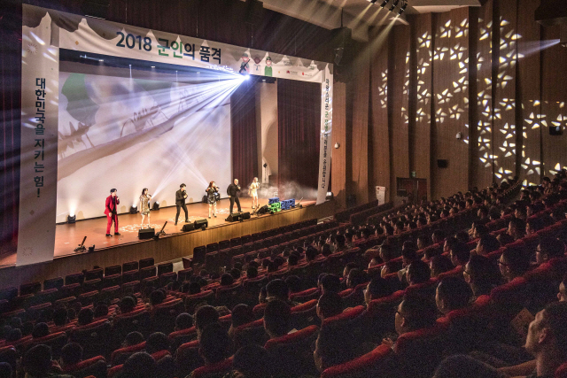 현대차그룹은 국방부, 한국메세나협회, 사회복지공동모금회와 함께 내달까지 전국 13개 부대 7,000여명의 군 장병을 대상으로 뮤지컬, 오페라, 인문학 토크 콘서트를 선보이는 ‘2018 군인의 품격’을 진행하고 있다. 지난 9월 6일 경기도 이천 특수전사령부에서 진행된 공연 모습. /사진제공=현대차그룹