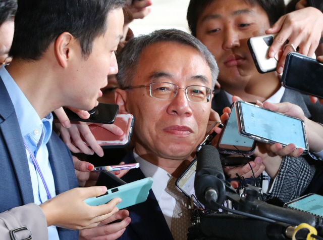 양승태 사법부 시절 사법행정권 남용 의혹의 핵심인물로 꼽히는 임종헌 전 법원행정처 차장이 15일 검찰 조사를 받기 위해 서울 서초구 서울중앙지검에 출석하며 취재진 질문을 듣고 있다./연합뉴스