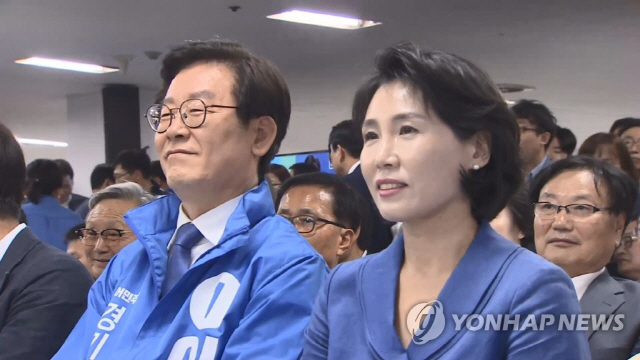 이재명 부인 김혜경 씨, 경찰 출석 알려지자 항의 “언론에 정보 흘렸나”