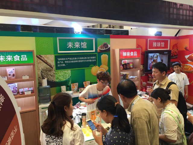 중국 상하이에서 개최된 ‘시알 차이나’ 식품박람회의 한국관에서 중국인 관람객이 ‘미래클관’을 살펴보고 있다. /사진제공=한국농수산식품유통공사
