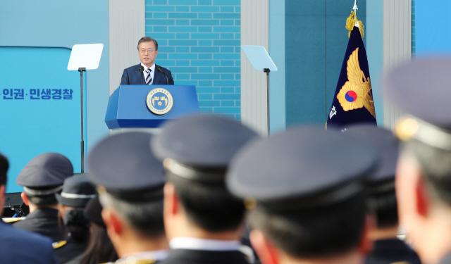 문재인 대통령이 25일 오후 서울 용산구 백범기념관에서 열린 제73주년 경찰의 날 기념식에서 축사하고 있다. /연합뉴스