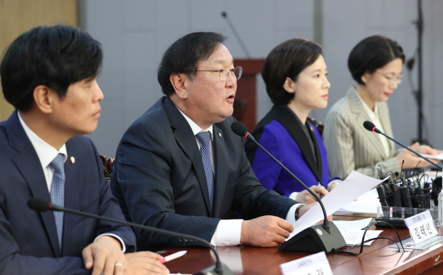 25일 오전 국회 의원회관에서 열린 유치원 공공성 강화 당정협의 후, 김태년 더불어민주당 정책위 의장이 결과를 발표하고 있다./연합뉴스