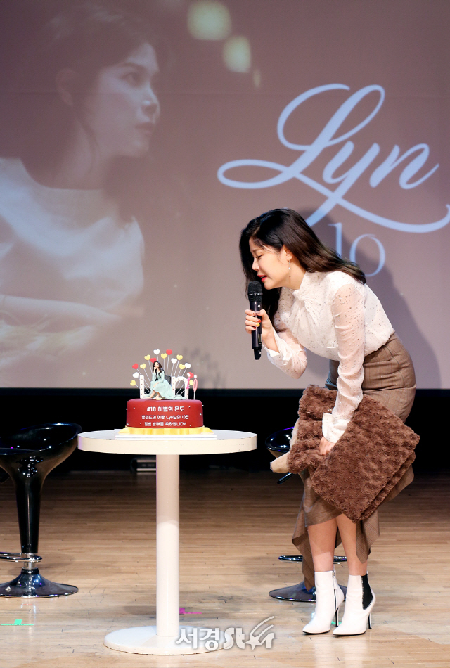 가수 린, MC 신보라가 25일 오후 서울 강남구 청담동 일지아트홀에서 열린 정규 10집 ‘#10’ 발매기념 음감회에 참석하고 있다. /사진=양문숙 기자