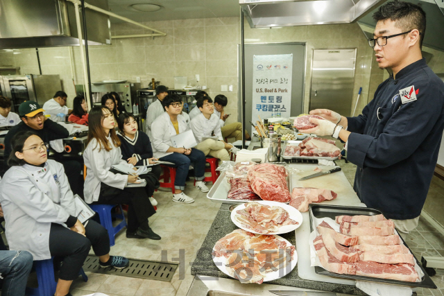 미국육류수출협회가 10월 24일 제주한라대에서 진행한 미국산 육류 멘토링 쿠킹클래스에서 정성구 셰프가 학생들에게 고기 손질법을 설명하고 있다./사진제공=미국육류수출협회