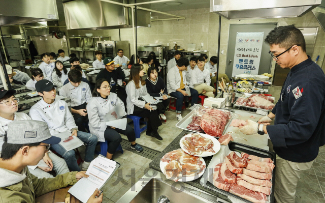 미국육류수출협회가 10월 24일 제주한라대에서 진행한 미국산 육류 멘토링 쿠킹클래스에서 정성구 셰프가 학생들에게 고기 손질법을 설명하고 있다./사진제공=미국육류수출협회