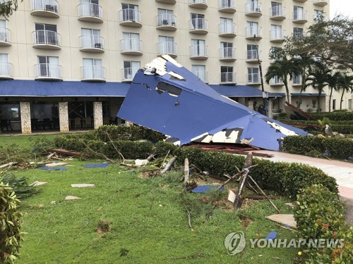 태풍 '위투'로 사이판에 갇힌 여행객들 '비행기 안뜨는데 호텔값은 껑충'