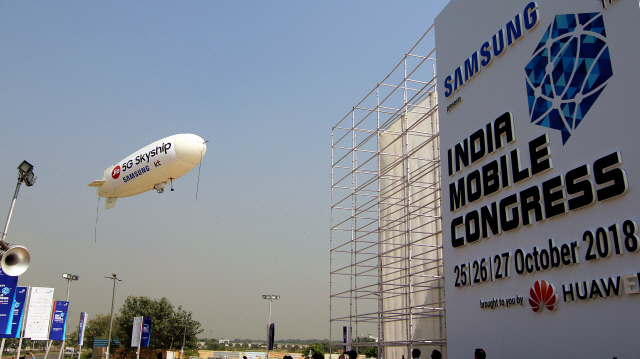 25일 인도 뉴델리에서 열린 인도 모바일 콩그레스 2018 행사장에서 5G 스카이십이 비행하고 있다./사진제공=KT