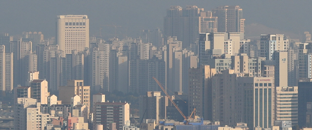 서울 남산에서 바라본 강남구(앞쪽)와 송파구(뒷쪽) 일대의 모습. /연합뉴스