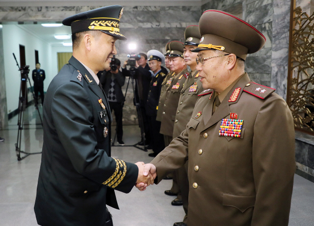 남북 장성급군사회담 남측 수석대표인 김도균 소장(왼쪽)과 북측 수석대표인 안익산 육군 중장이 26일 판문점 북측 통일각에서 회담에 앞서 악수하고 있다./사진공동취재단=연합뉴스