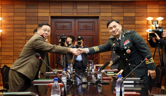 장성급 군사회담 남측 수석대표인 김도균(오른쪽) 소장과 북측 대표인 안익산 육군 중장이 26일 판문점 북측 통일각에서 회담에 앞서 악수하고 있다. /연합뉴스