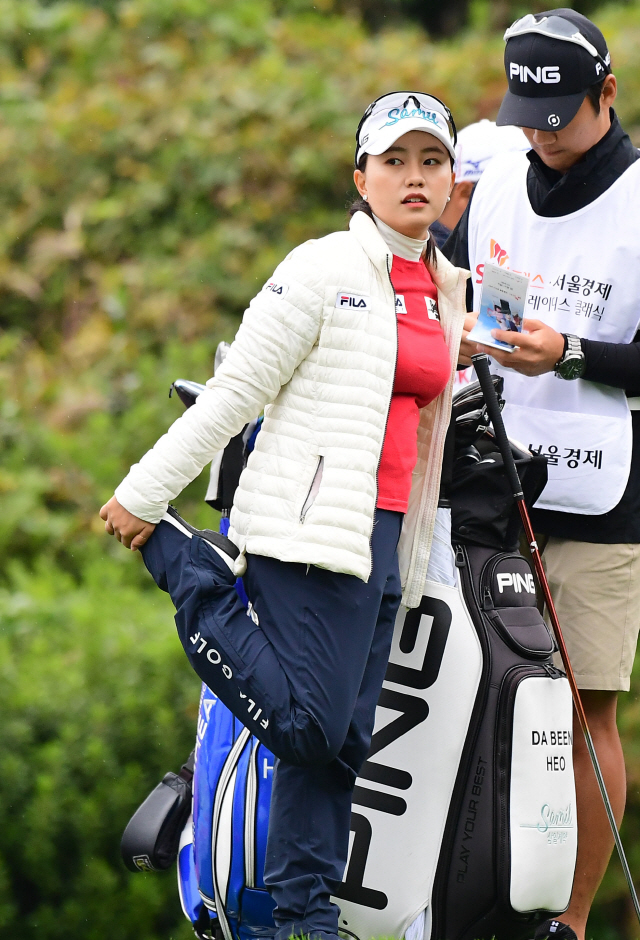 허다빈이 2라운드 경기 시작에 앞서 가볍게 몸을 풀고 있다. /서귀포=권욱기자