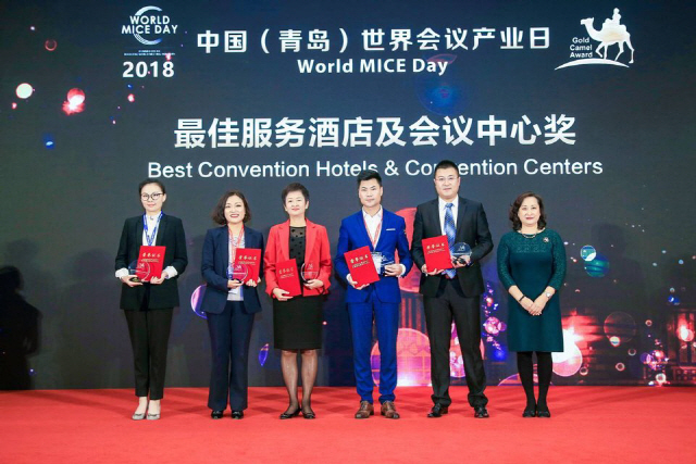 최윤자(왼쪽 두번째) 벡스코 컨벤션마케팅실장이 중국 청도에서 열린 ‘월드 마이스 데이’행사에서 황금낙타상을 받았다./사진제공=벡스코