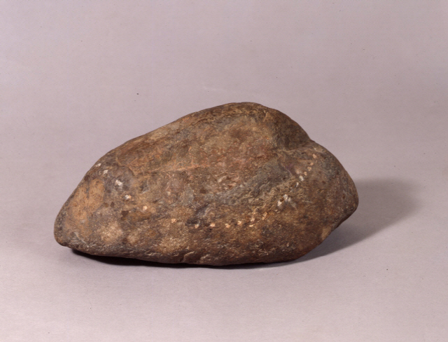 곽인식의 1976년작 ‘작품 No.13’, 자연의 존재 그 자체를 보여주기 위해 9.7x20.5x10cm 크기의 돌에 점새기기 기법으로 제작됐다. /사진제공=국립현대미술관