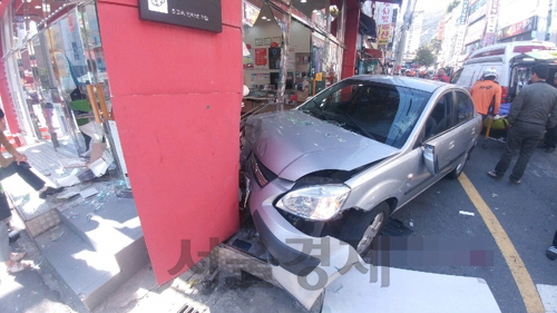 휴대전화 가게 들이받은 승용차 /연합뉴스