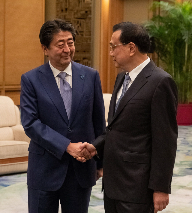 아베 신조(왼쪽) 일본 총리와 리커창 중국 총리/AFP연합뉴스
