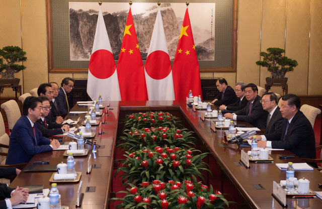 시진핑(오른쪽 첫 번째) 중국 국가주석이 26일 베이징 댜오위타이 영빈관에서 취임 후 처음으로 중국을 공식 방문한 아베 신조(왼쪽 첫 번째) 일본 총리와 정상 회담을 하고 있다. /베이징=EPA연합뉴스