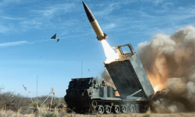 미 육군이 다련장 로켓 발사대(MLRS)에서 발사되는 애이태킴스 미사일. 미 육군은 사거리를 두 배가량 늘리고 정확도까지 높인 후속 모델을 채택할 예정이다.
