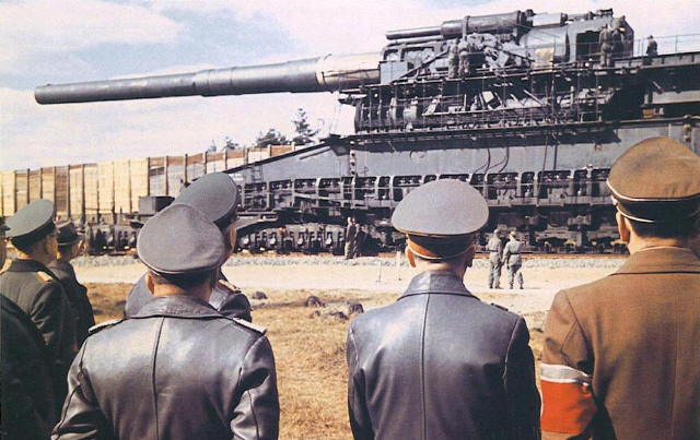 육상의 이동형 거포로는 유일하게 실전 기록을 가진 카를구스타프 열차포를 아돌프 히틀러를 비롯한 나치 독일 수뇌부가 지켜보고 있다.