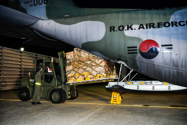 태풍 ‘위투’로 사이판에 고립된 국민들의 이송을 위해  공군 제5공중기동비행단 소속 C-130H가 27일 새벽 김해기지에서 구호품을 수송기에 싣고 있다. /사진=공군제공