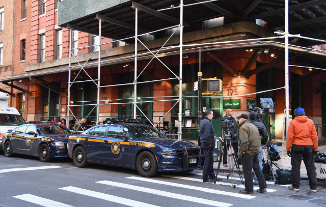 25일(현지시간) 폭발물 소포가 배달된 미국 뉴욕시의 영화배우 로버트 드니로의 사무실 앞에서 경찰들과 기자들이 진을 치고 있다. /뉴욕=AFP연합뉴스