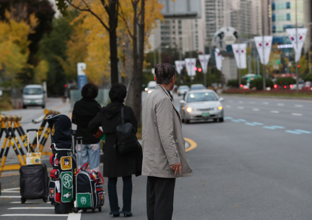카카오 카풀 서비스 진출에 반대하는 택시업계 종사자들이 24시간 파업에 돌입한 18일 오후 서울 송파구 올림픽로에서 시민들이 택시를 기다리고 있다.  /연합뉴스