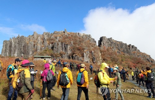 27일 오후 정상개방행사를 맞아 광주 무등산국립공원 지왕봉에 오른 가을산을 구경하고 있다. /연합뉴스