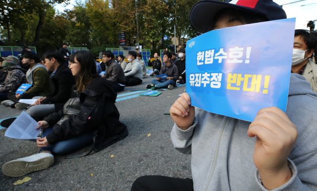 27일 서울 대학로 마로니에 공원 앞에서 시민들이 성범죄 유죄추정을 규탄하고 있다./연합뉴스