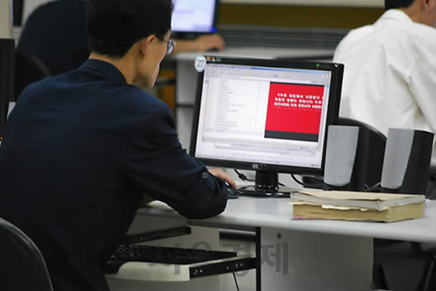 북한 주민이 인민대학습당에서 컴퓨터를 하고 있다./연합뉴스
