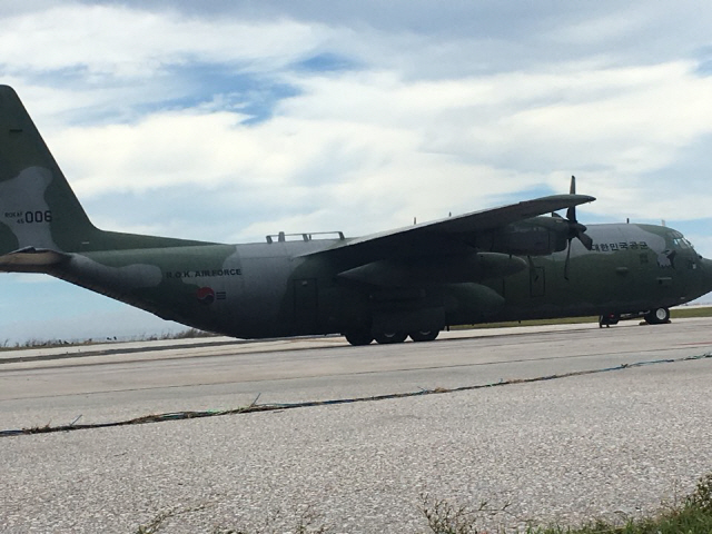 슈퍼 태풍 ‘위투’로 사이판에 발이 묶인 한국 관광객을 태울 대한민국 공군의 C-130 허큘리스 수송기가 27일 사이판 국제공항에 도착했다. /연합뉴스