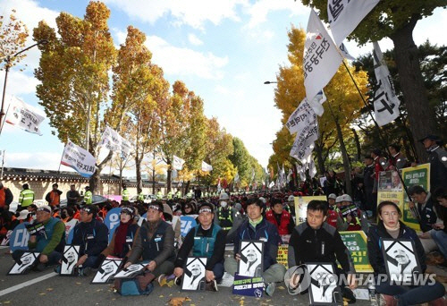 ‘촛불집회 2주년’ 앞두고 진보·보수단체 집회 잇따라 열려