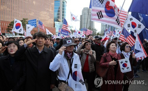 27일 서울역 광장에서 대한애국당 주최로 탄핵무효 집회가 열리고 있다. /연합뉴스