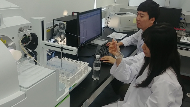 경남 창원 연구개발(R&D)센터 내 물과학연구소에서 LG전자 연구원들이 연구하는 모습. /사진제공=LG전자