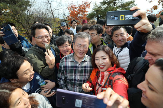 문재인 대통령이 28일 오전 청와대 춘추관 출입기자단과 함께 북악산을 산행 하던 중 셀카 요청에 응하고 있다./연합뉴스