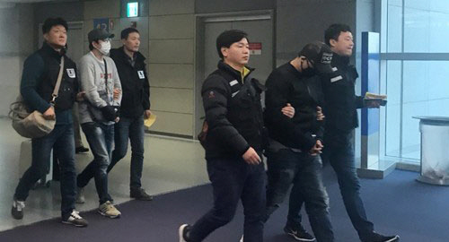 필리핀 도주 후 국내 송환된 범죄 피의자들이 인천국제공항에서 소송되고 있다. /연합뉴스