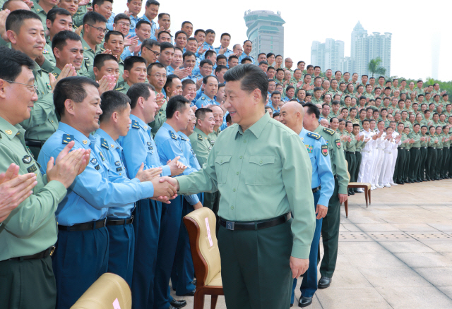 남중국해 군부대 찾은 시진핑 '실전능력 키워라'