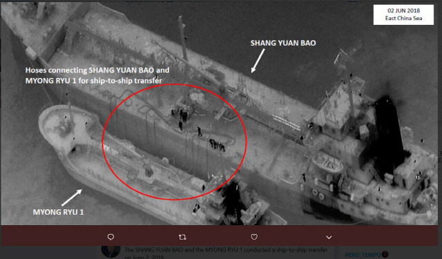 지난 5월18일 파나마 선적 상위안바오호와 북한의 백마호가 해상에서 화물을 환적하고 있다.    /미 국무부 ISN 트위터 캡처